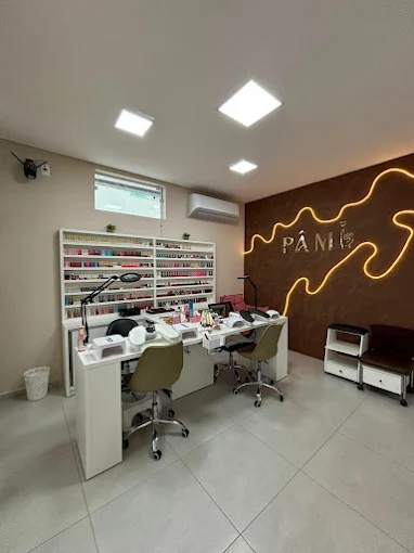 Estações de manicure do Espaço Pami Quintino com parede marrom e letreiro iluminado
