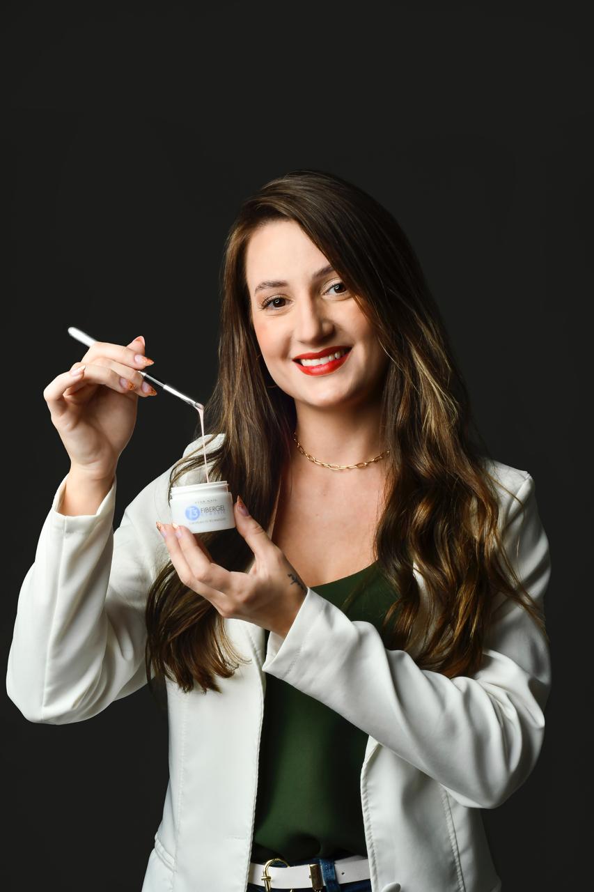 Pâmela Quintino segurando produto de alongamento em fibra de vidro