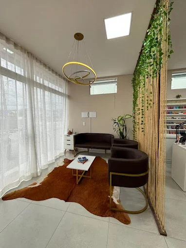 Sala de espera com cortinas e divisória de plantas