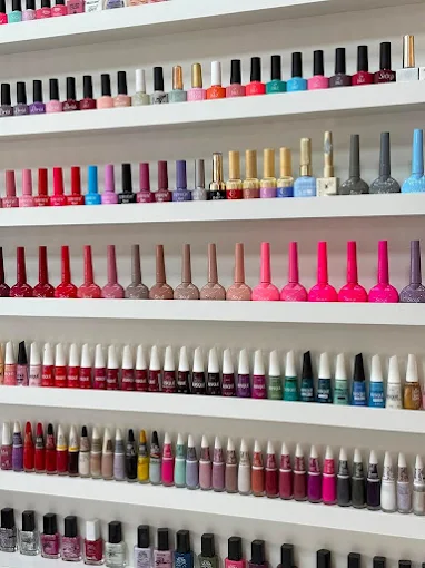 Parede com prateleiras de esmaltes coloridos